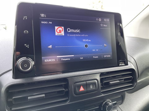 Toyota ProAce CITY 1.5 D-4D 102pk L1H1 Live / rijklaar € 18.950 ex btw / fabrieksgarantie tot 03-07-2025 ! / lease vanaf € 366 / airco / cruise / navi / zo goed als nieuw