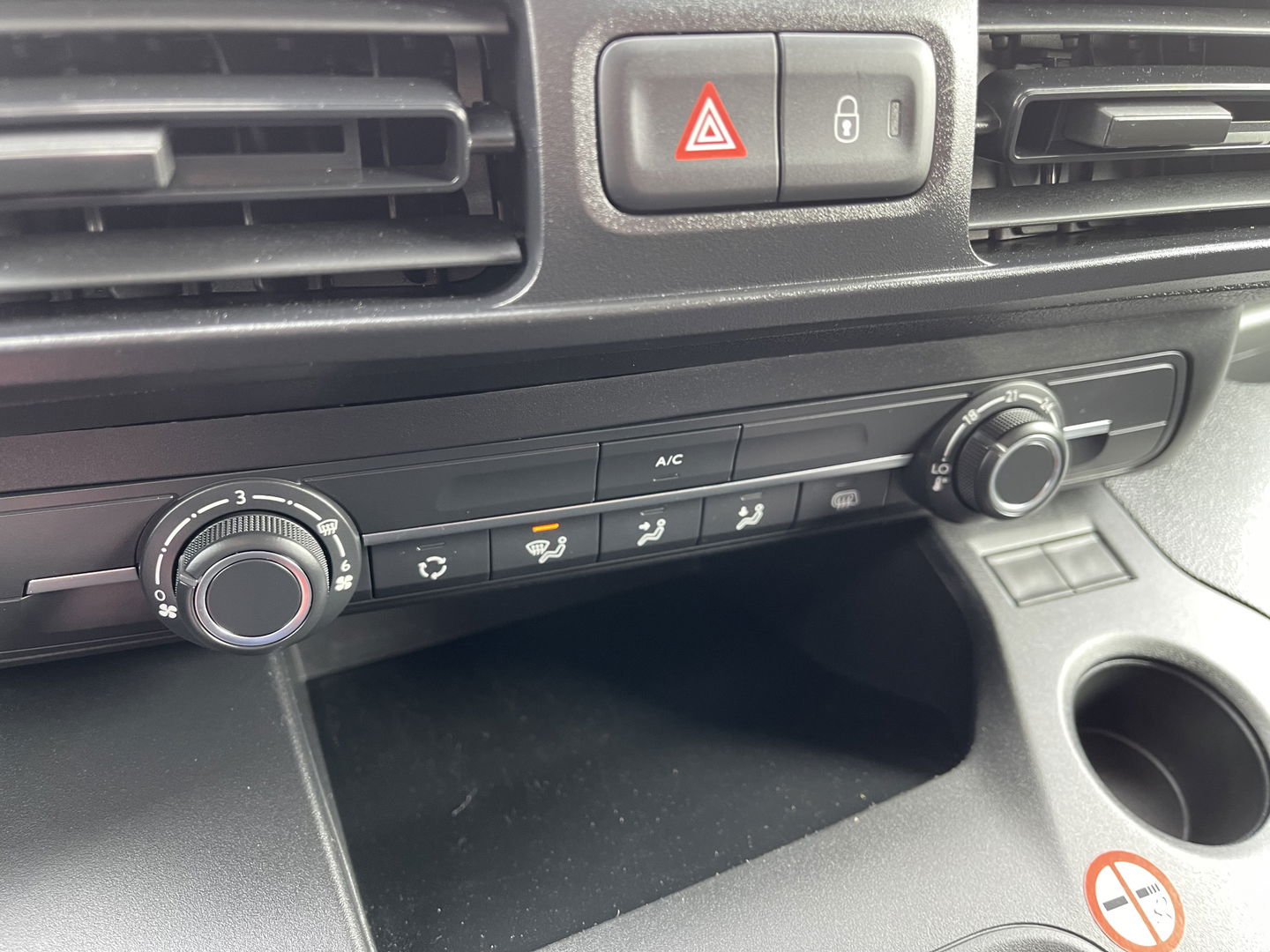Toyota ProAce CITY 1.5 D-4D 102pk L1H1 Live / rijklaar € 18.950 ex btw / fabrieksgarantie tot 03-07-2025 ! / lease vanaf € 366 / airco / cruise / navi / zo goed als nieuw