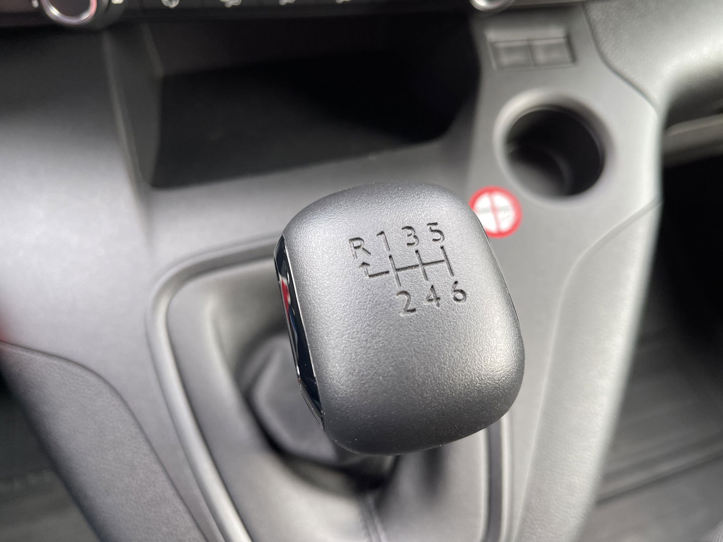 Toyota ProAce CITY 1.5 D-4D 102pk L1H1 Live / rijklaar € 18.950 ex btw / fabrieksgarantie tot 03-07-2025 ! / lease vanaf € 366 / airco / cruise / navi / zo goed als nieuw
