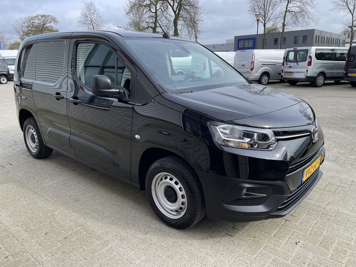 Toyota ProAce CITY 1.5 D-4D 102pk L1H1 Live / rijklaar € 18.950 ex btw / fabrieksgarantie tot 03-07-2025 ! / lease vanaf € 366 / airco / cruise / navi / zo goed als nieuw