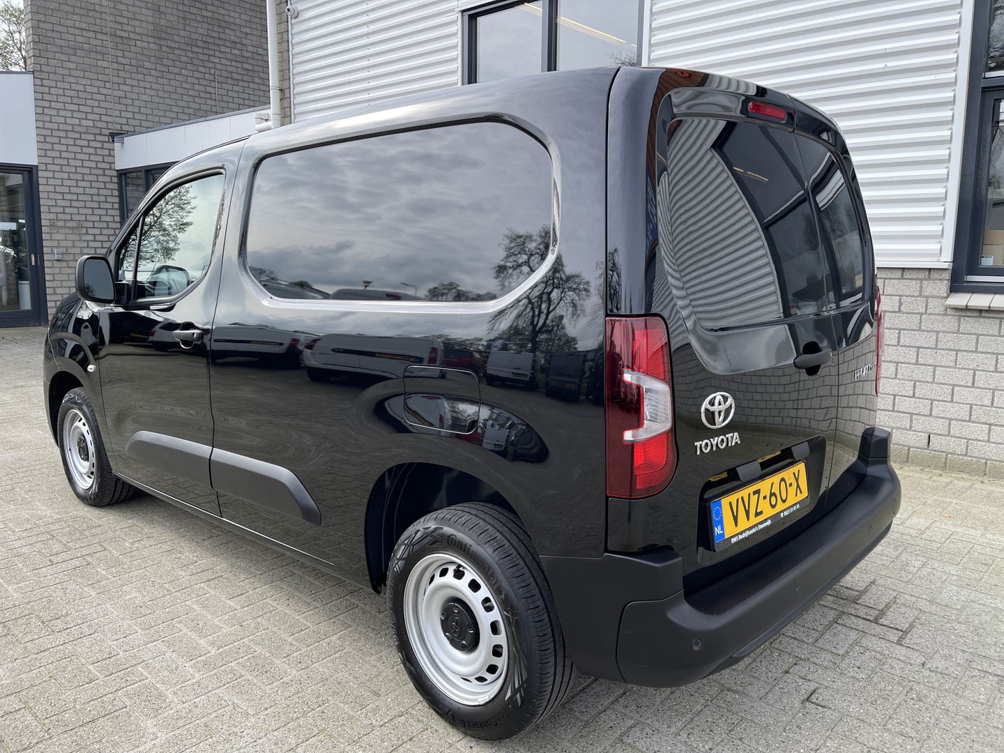 Toyota ProAce CITY 1.5 D-4D 102pk L1H1 Live / rijklaar € 18.950 ex btw / fabrieksgarantie tot 03-07-2025 ! / lease vanaf € 366 / airco / cruise / navi / zo goed als nieuw