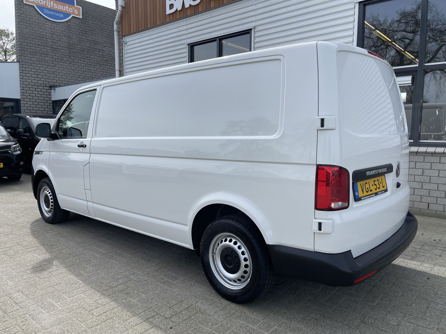Volkswagen Transporter T6.1 / 2.0 TDI 110pk L2H1 28 Comfortline / vaste prijs rijklaar € 18.950 ex btw / lease vanaf € 366 / airco / achteruit rijcamera / dichte achterdeuren / pdc voor en achter !