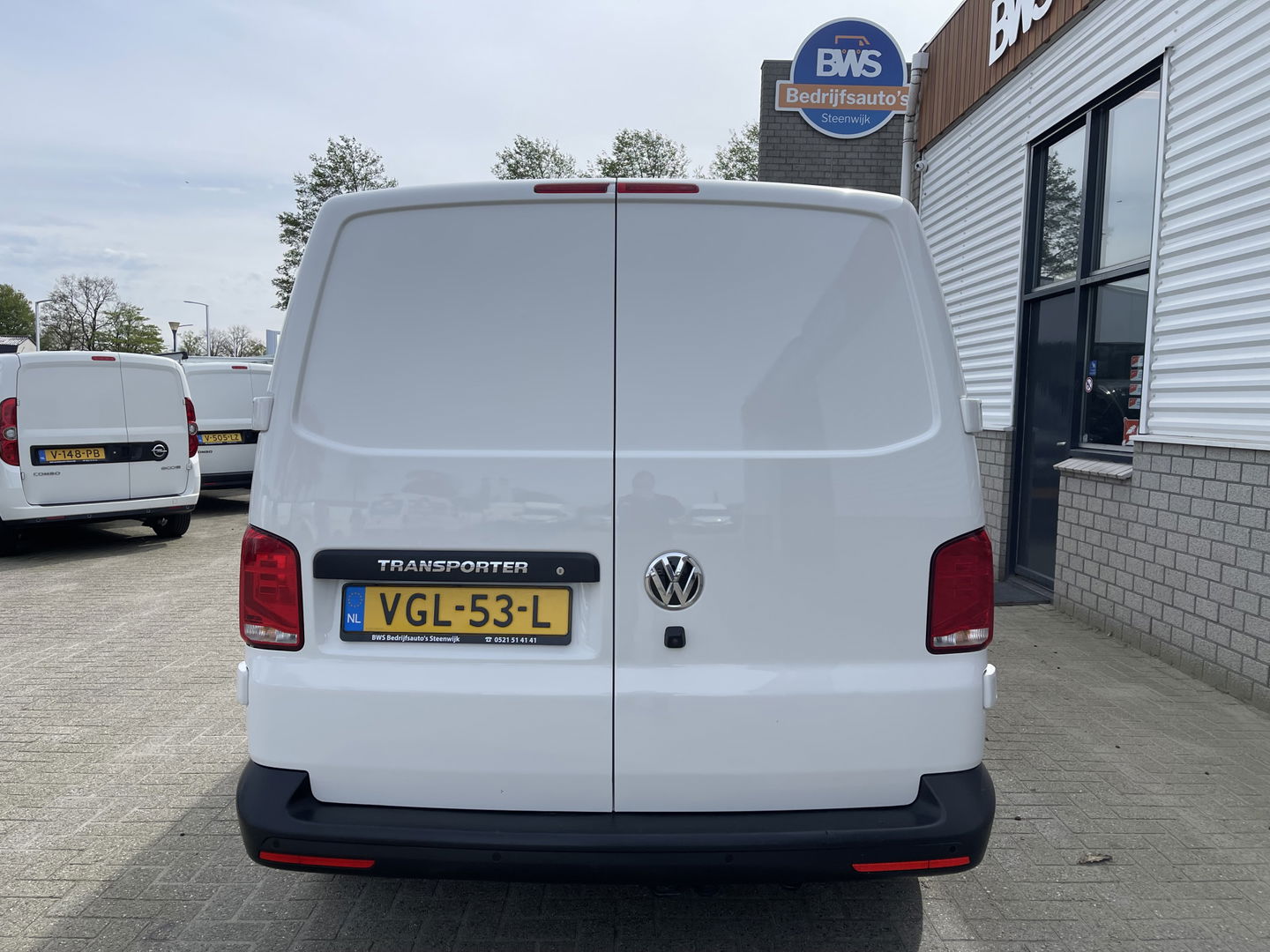 Volkswagen Transporter T6.1 / 2.0 TDI 110pk L2H1 28 Comfortline / vaste prijs rijklaar € 18.950 ex btw / lease vanaf € 366 / airco / achteruit rijcamera / dichte achterdeuren / pdc voor en achter !
