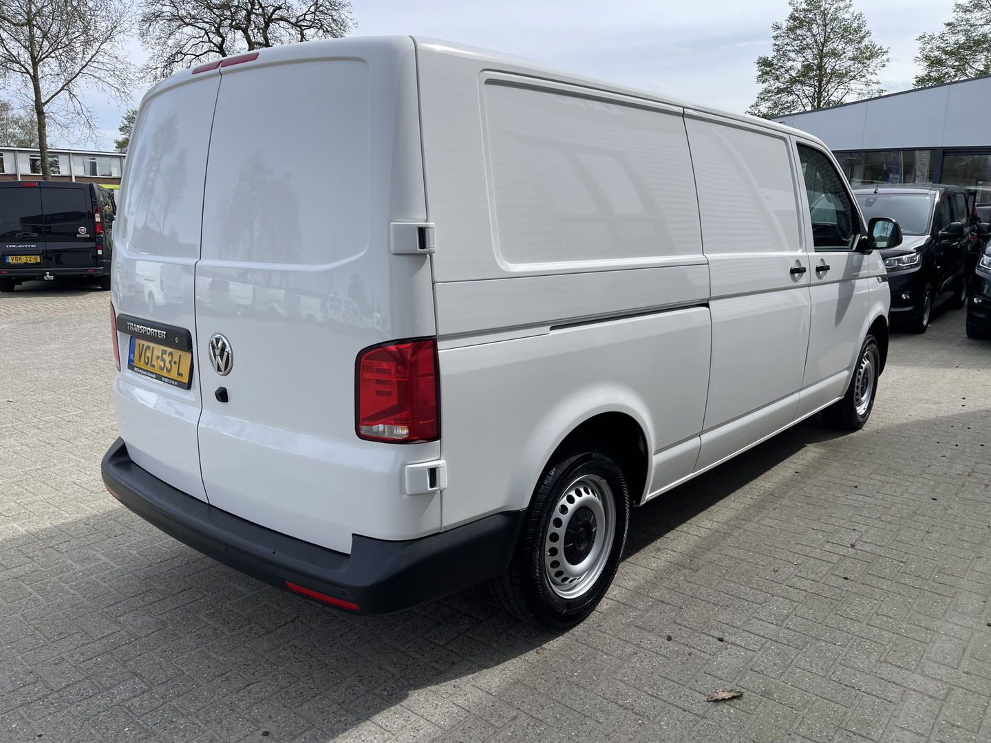 Volkswagen Transporter T6.1 / 2.0 TDI 110pk L2H1 28 Comfortline / vaste prijs rijklaar € 18.950 ex btw / lease vanaf € 366 / airco / achteruit rijcamera / dichte achterdeuren / pdc voor en achter !