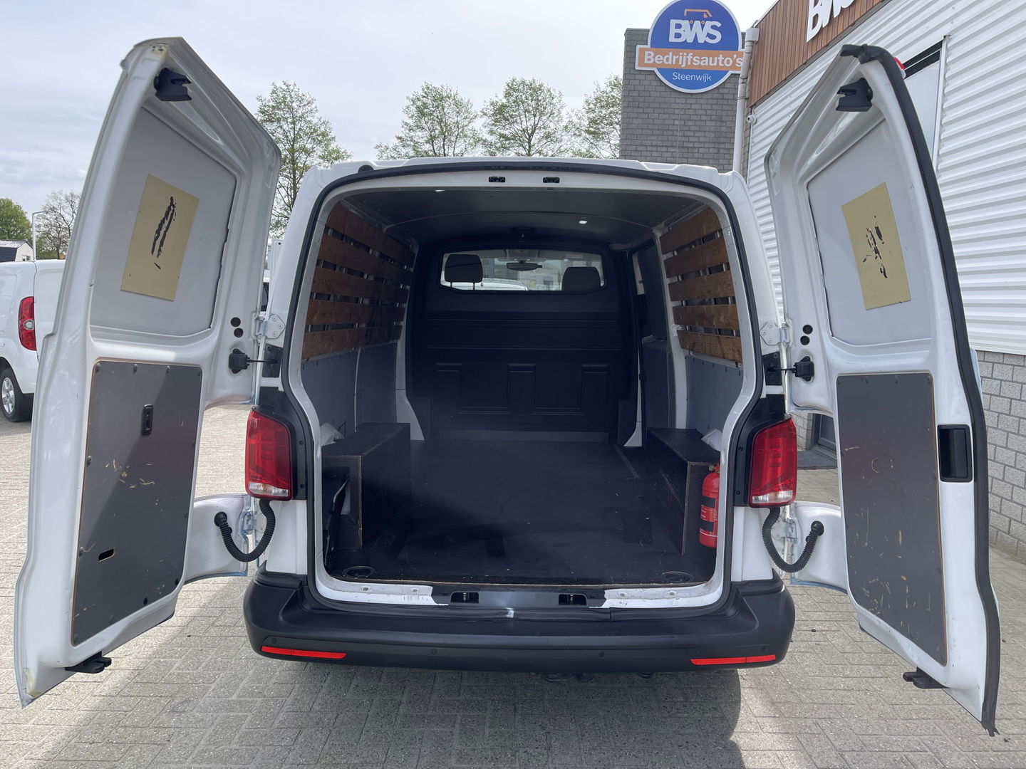 Volkswagen Transporter T6.1 / 2.0 TDI 110pk L2H1 28 Comfortline / vaste prijs rijklaar € 18.950 ex btw / lease vanaf € 366 / airco / achteruit rijcamera / dichte achterdeuren / pdc voor en achter !