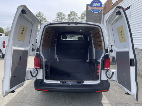 Volkswagen Transporter T6.1 / 2.0 TDI 110pk L2H1 28 Comfortline / vaste prijs rijklaar € 18.950 ex btw / lease vanaf € 366 / airco / achteruit rijcamera / dichte achterdeuren / pdc voor en achter !