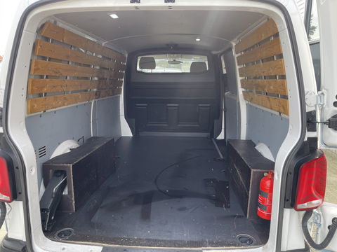 Volkswagen Transporter T6.1 / 2.0 TDI 110pk L2H1 28 Comfortline / vaste prijs rijklaar € 18.950 ex btw / lease vanaf € 366 / airco / achteruit rijcamera / dichte achterdeuren / pdc voor en achter !