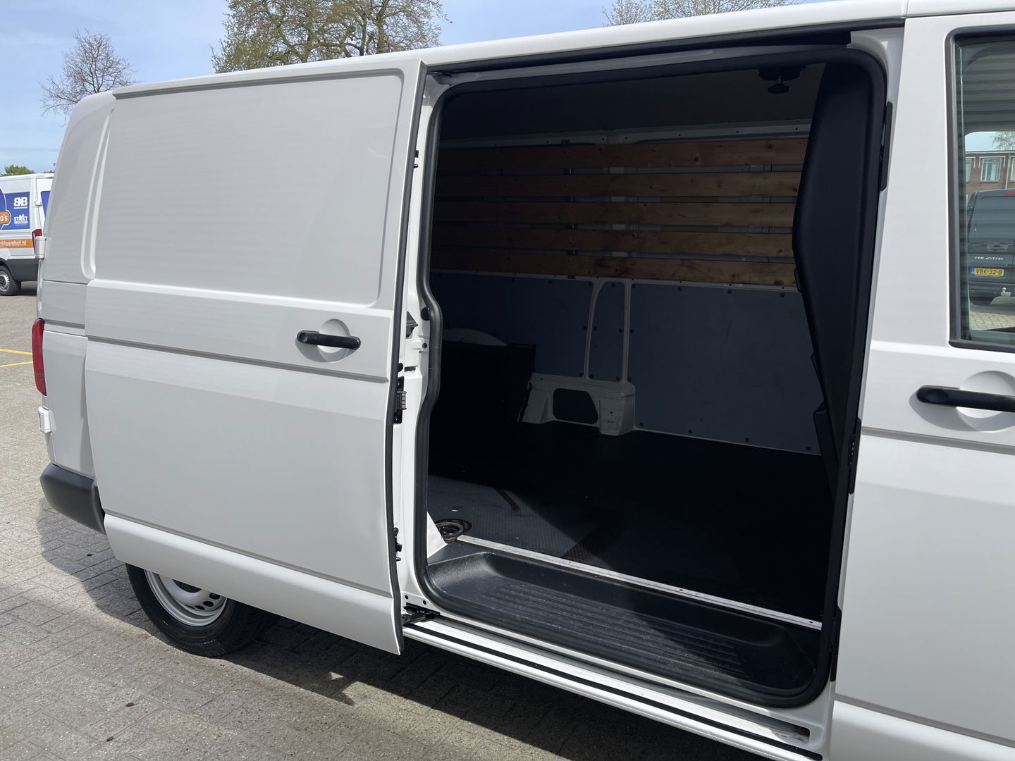 Volkswagen Transporter T6.1 / 2.0 TDI 110pk L2H1 28 Comfortline / vaste prijs rijklaar € 18.950 ex btw / lease vanaf € 366 / airco / achteruit rijcamera / dichte achterdeuren / pdc voor en achter !