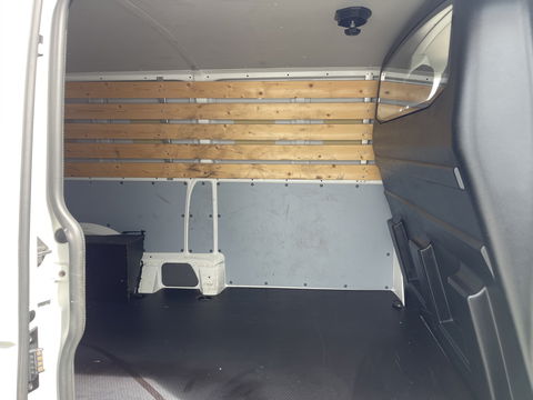 Volkswagen Transporter T6.1 / 2.0 TDI 110pk L2H1 28 Comfortline / vaste prijs rijklaar € 18.950 ex btw / lease vanaf € 366 / airco / achteruit rijcamera / dichte achterdeuren / pdc voor en achter !