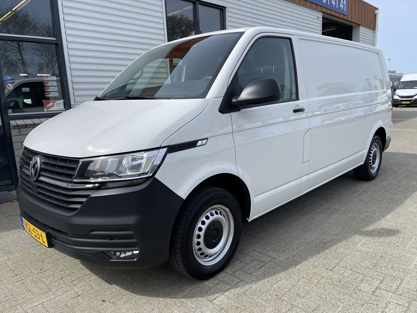 Volkswagen Transporter T6.1 / 2.0 TDI 110pk L2H1 28 Comfortline / vaste prijs rijklaar € 18.950 ex btw / lease vanaf € 366 / airco / achteruit rijcamera / dichte achterdeuren / pdc voor en achter !