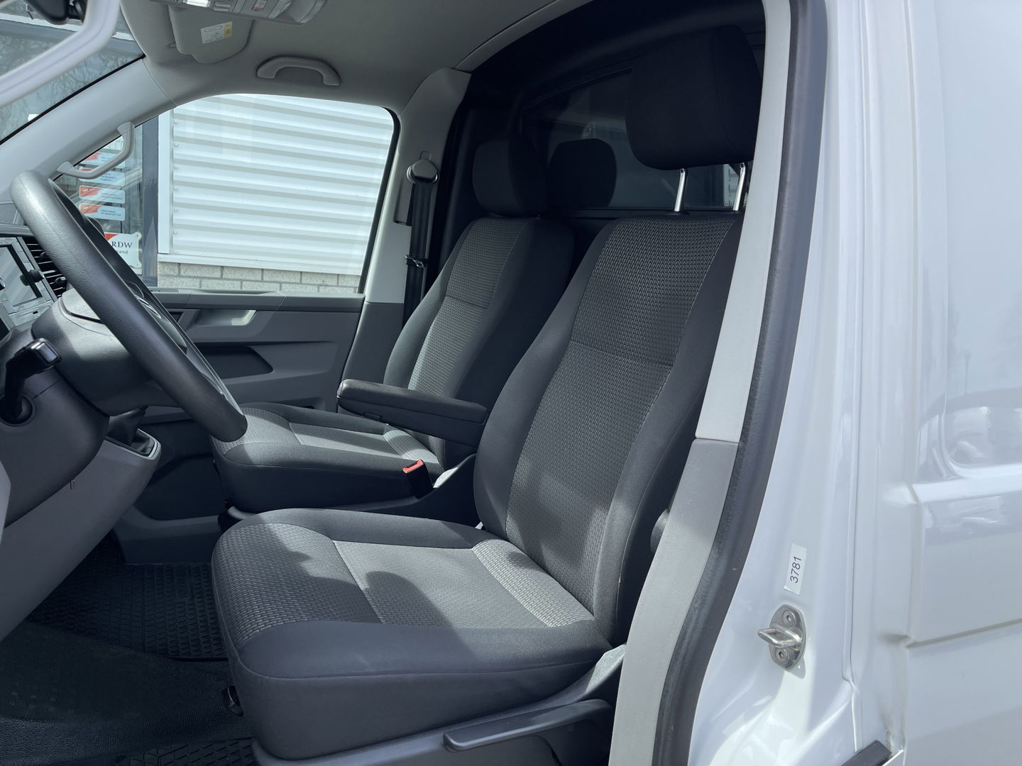 Volkswagen Transporter T6.1 / 2.0 TDI 110pk L2H1 28 Comfortline / vaste prijs rijklaar € 18.950 ex btw / lease vanaf € 366 / airco / achteruit rijcamera / dichte achterdeuren / pdc voor en achter !