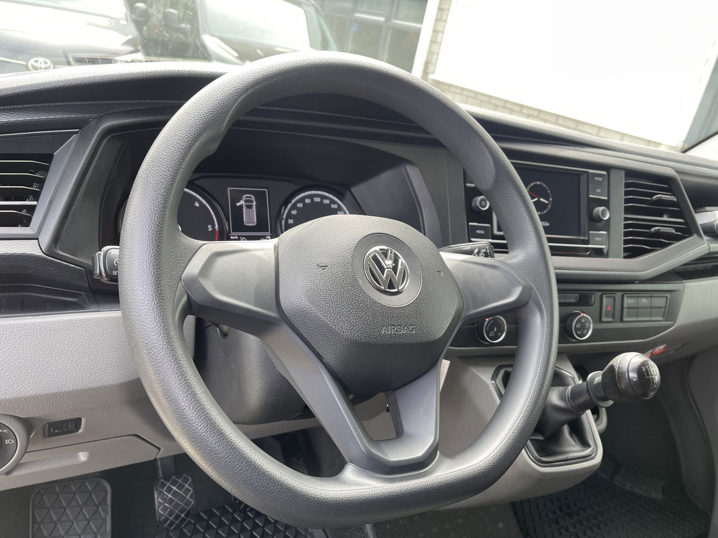 Volkswagen Transporter T6.1 / 2.0 TDI 110pk L2H1 28 Comfortline / vaste prijs rijklaar € 18.950 ex btw / lease vanaf € 366 / airco / achteruit rijcamera / dichte achterdeuren / pdc voor en achter !