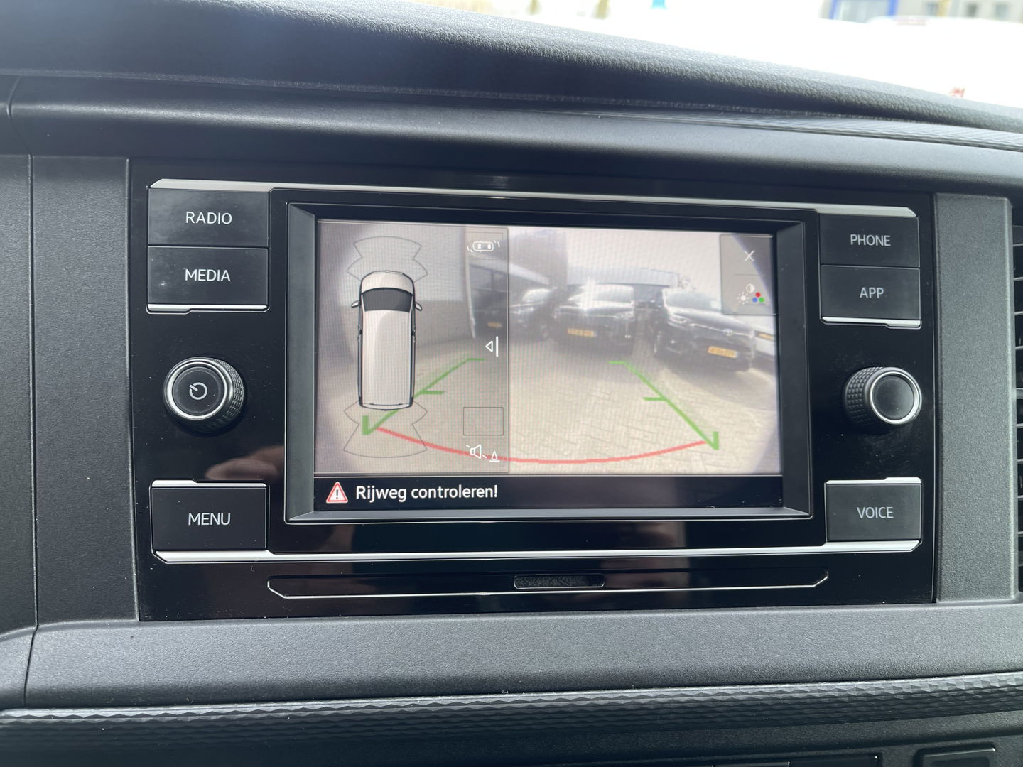 Volkswagen Transporter T6.1 / 2.0 TDI 110pk L2H1 28 Comfortline / vaste prijs rijklaar € 18.950 ex btw / lease vanaf € 366 / airco / achteruit rijcamera / dichte achterdeuren / pdc voor en achter !