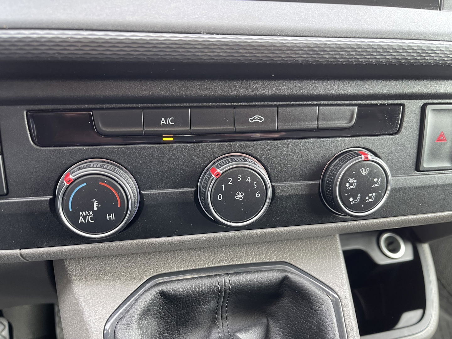 Volkswagen Transporter T6.1 / 2.0 TDI 110pk L2H1 28 Comfortline / vaste prijs rijklaar € 18.950 ex btw / lease vanaf € 366 / airco / achteruit rijcamera / dichte achterdeuren / pdc voor en achter !