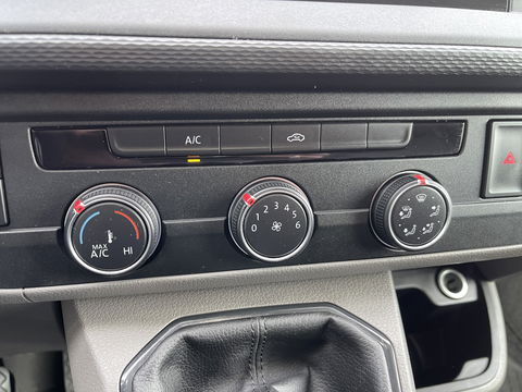 Volkswagen Transporter T6.1 / 2.0 TDI 110pk L2H1 28 Comfortline / vaste prijs rijklaar € 18.950 ex btw / lease vanaf € 366 / airco / achteruit rijcamera / dichte achterdeuren / pdc voor en achter !
