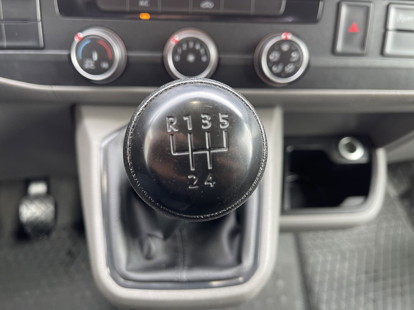 Volkswagen Transporter T6.1 / 2.0 TDI 110pk L2H1 28 Comfortline / vaste prijs rijklaar € 18.950 ex btw / lease vanaf € 366 / airco / achteruit rijcamera / dichte achterdeuren / pdc voor en achter !