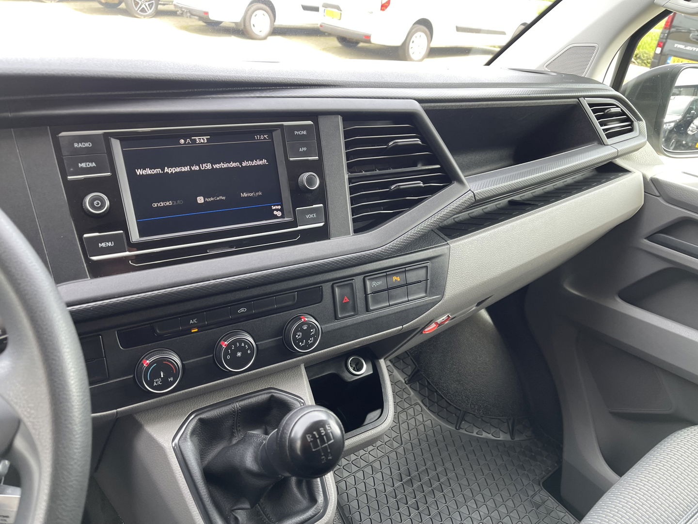 Volkswagen Transporter T6.1 / 2.0 TDI 110pk L2H1 28 Comfortline / vaste prijs rijklaar € 18.950 ex btw / lease vanaf € 366 / airco / achteruit rijcamera / dichte achterdeuren / pdc voor en achter !