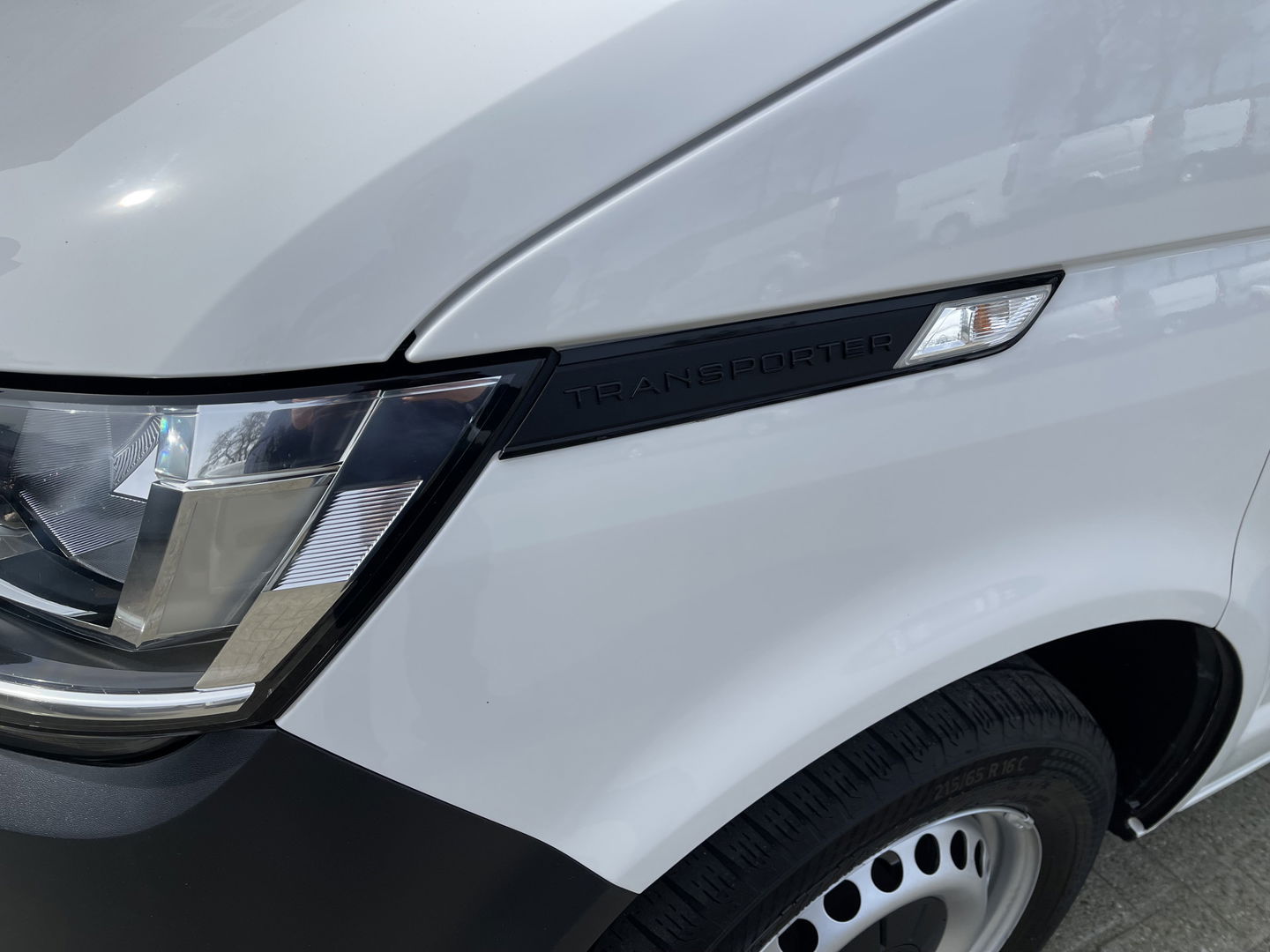Volkswagen Transporter T6.1 / 2.0 TDI 110pk L2H1 28 Comfortline / vaste prijs rijklaar € 18.950 ex btw / lease vanaf € 366 / airco / achteruit rijcamera / dichte achterdeuren / pdc voor en achter !