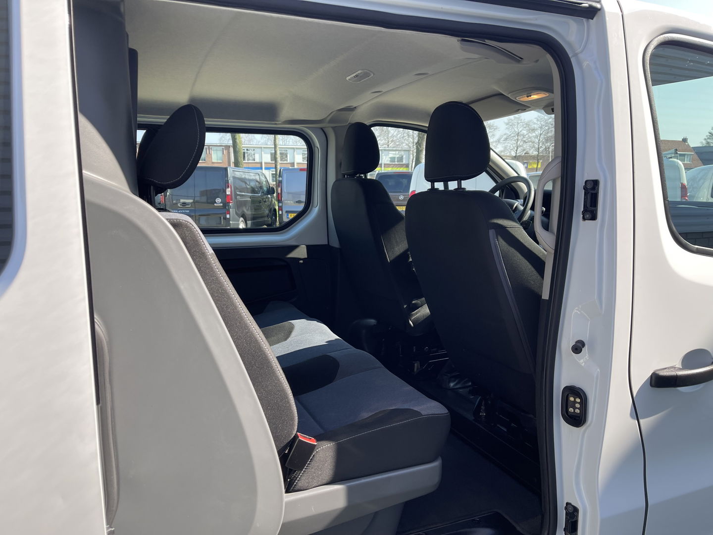 Opel Vivaro 1.6 CDTI 125pk L2H1 DC 5 persoons Edition EcoFlex / vaste prijs rijklaar € 15.950 ex btw / lease vanaf € 311 / airco / cruise / navi / trekhaak 2000 kg / pdc achter !