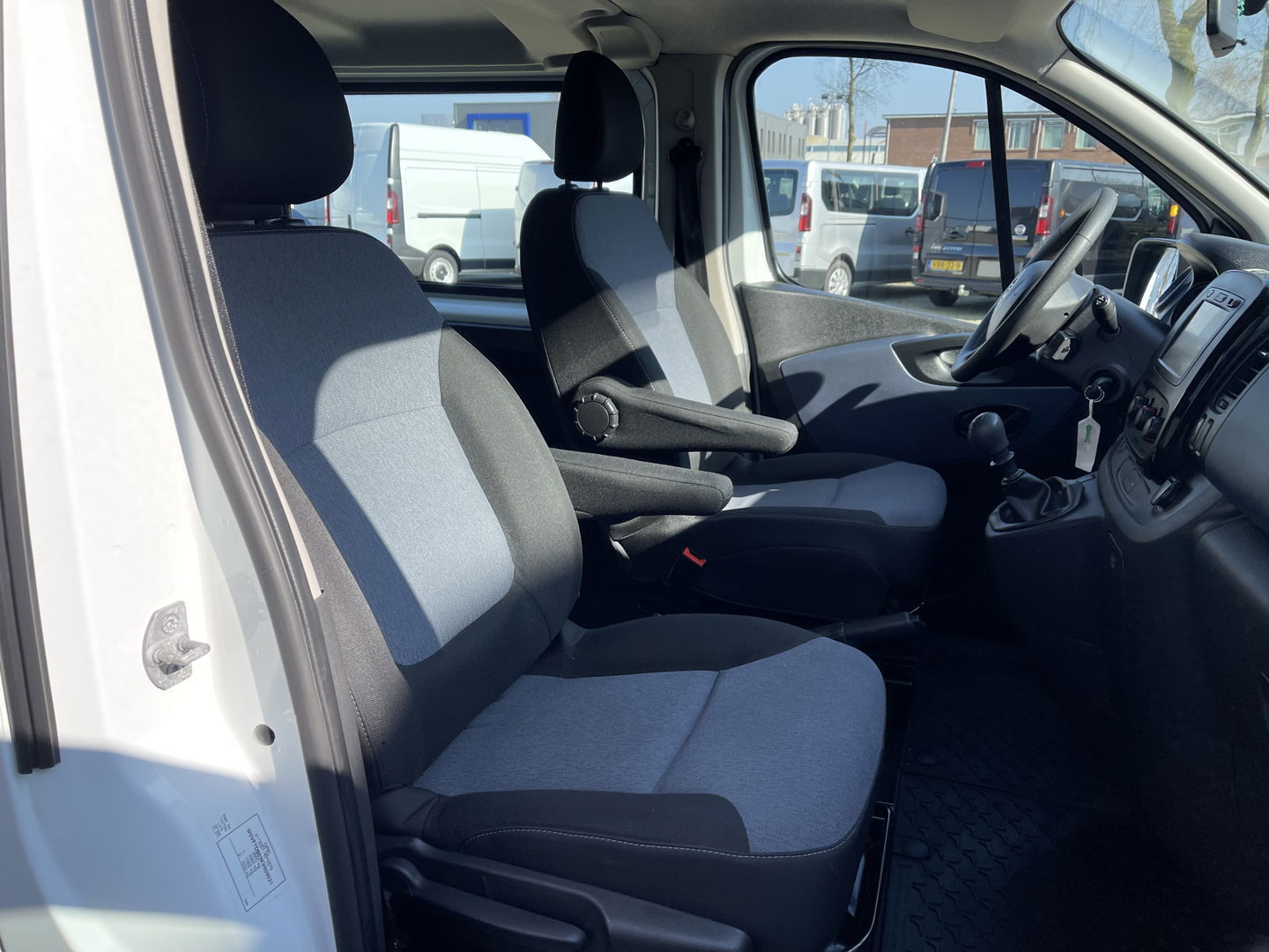 Opel Vivaro 1.6 CDTI 125pk L2H1 DC 5 persoons Edition EcoFlex / vaste prijs rijklaar € 15.950 ex btw / lease vanaf € 311 / airco / cruise / navi / trekhaak 2000 kg / pdc achter !