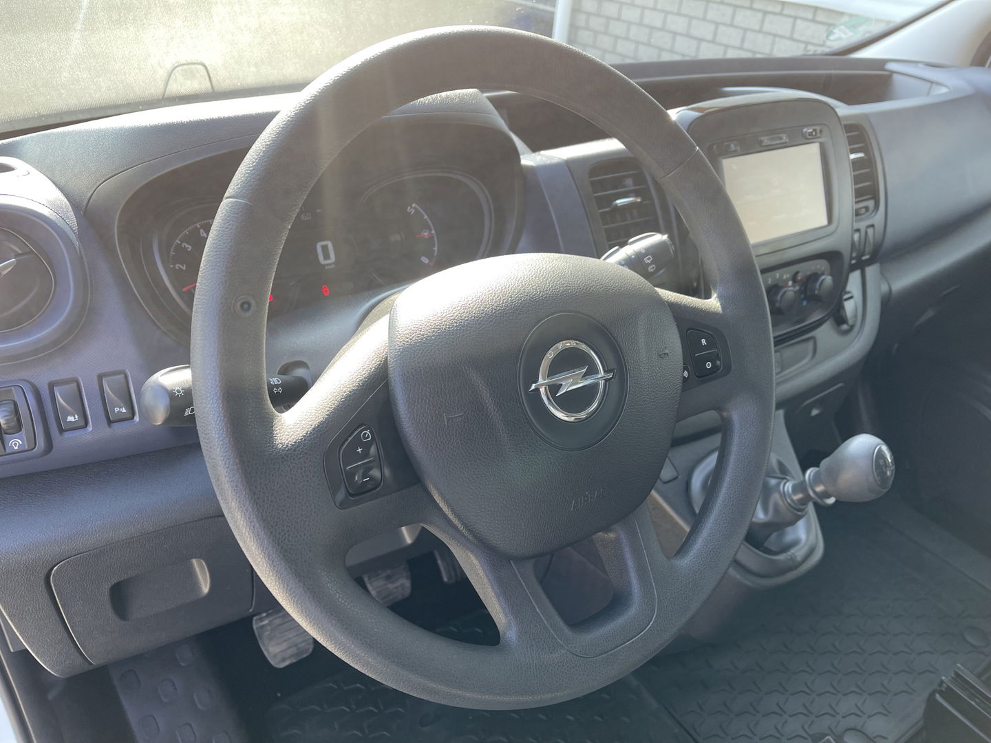 Opel Vivaro 1.6 CDTI 125pk L2H1 DC 5 persoons Edition EcoFlex / vaste prijs rijklaar € 15.950 ex btw / lease vanaf € 311 / airco / cruise / navi / trekhaak 2000 kg / pdc achter !