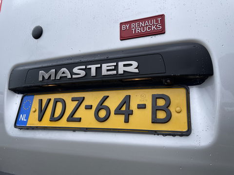Renault Master T35 2.3 dCi 135 L3H2 DC 7 persoons / vaste prijs rijklaar € 24.950 ex btw / lease vanaf € 462 / airco / cruise / navi / trekhaak 2500 kg / pdc voor en achter / achteruit rijcamera !