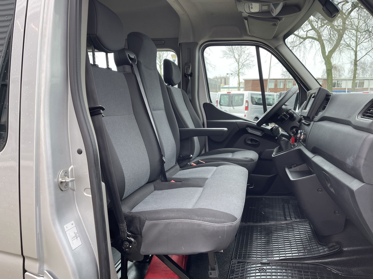Renault Master T35 2.3 dCi 135 L3H2 DC 7 persoons / vaste prijs rijklaar € 24.950 ex btw / lease vanaf € 462 / airco / cruise / navi / trekhaak 2500 kg / pdc voor en achter / achteruit rijcamera !