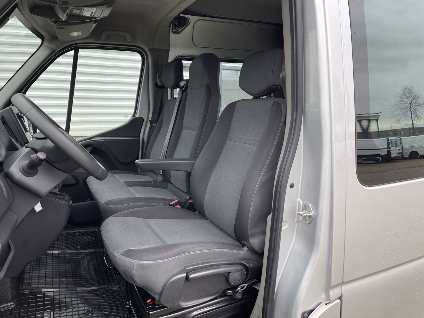 Renault Master T35 2.3 dCi 135 L3H2 DC 7 persoons / vaste prijs rijklaar € 24.950 ex btw / lease vanaf € 462 / airco / cruise / navi / trekhaak 2500 kg / pdc voor en achter / achteruit rijcamera !