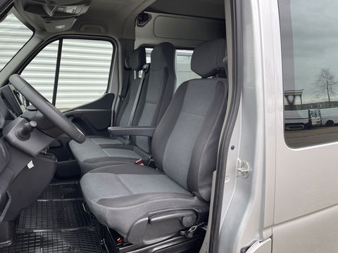 Renault Master T35 2.3 dCi 135 L3H2 DC 7 persoons / vaste prijs rijklaar € 24.950 ex btw / lease vanaf € 462 / airco / cruise / navi / trekhaak 2500 kg / pdc voor en achter / achteruit rijcamera !