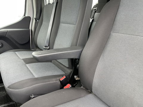 Renault Master T35 2.3 dCi 135 L3H2 DC 7 persoons / vaste prijs rijklaar € 24.950 ex btw / lease vanaf € 462 / airco / cruise / navi / trekhaak 2500 kg / pdc voor en achter / achteruit rijcamera !