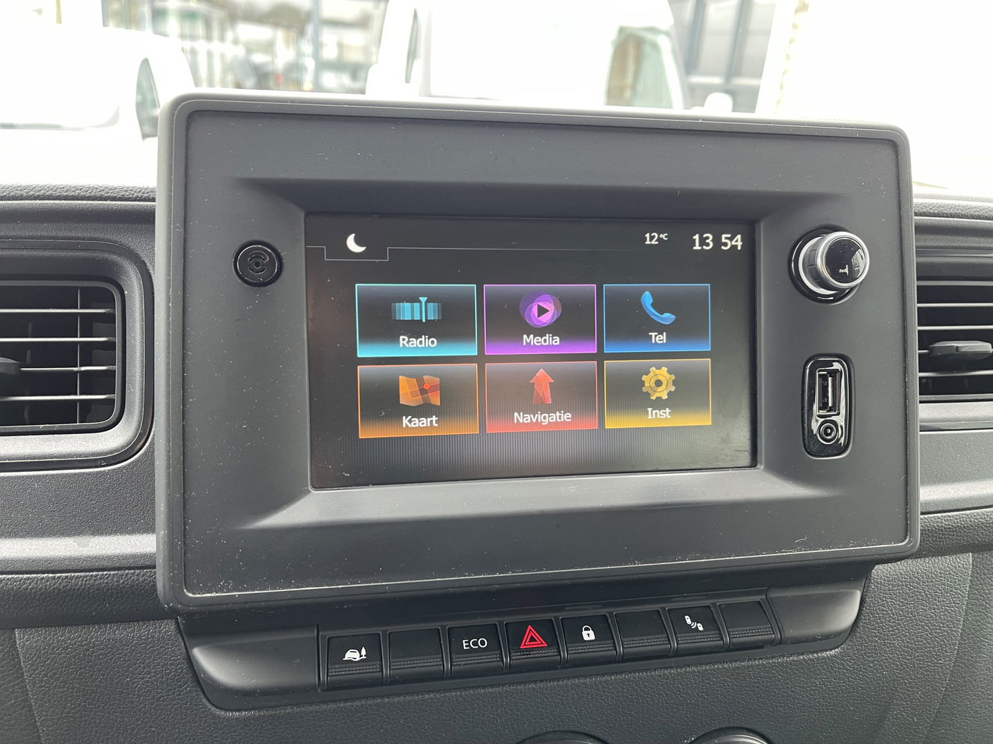 Renault Master T35 2.3 dCi 135 L3H2 DC 7 persoons / vaste prijs rijklaar € 24.950 ex btw / lease vanaf € 462 / airco / cruise / navi / trekhaak 2500 kg / pdc voor en achter / achteruit rijcamera !