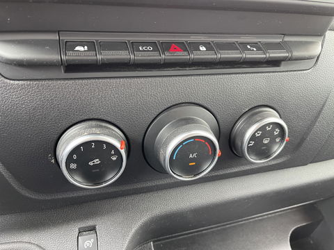 Renault Master T35 2.3 dCi 135 L3H2 DC 7 persoons / vaste prijs rijklaar € 24.950 ex btw / lease vanaf € 462 / airco / cruise / navi / trekhaak 2500 kg / pdc voor en achter / achteruit rijcamera !