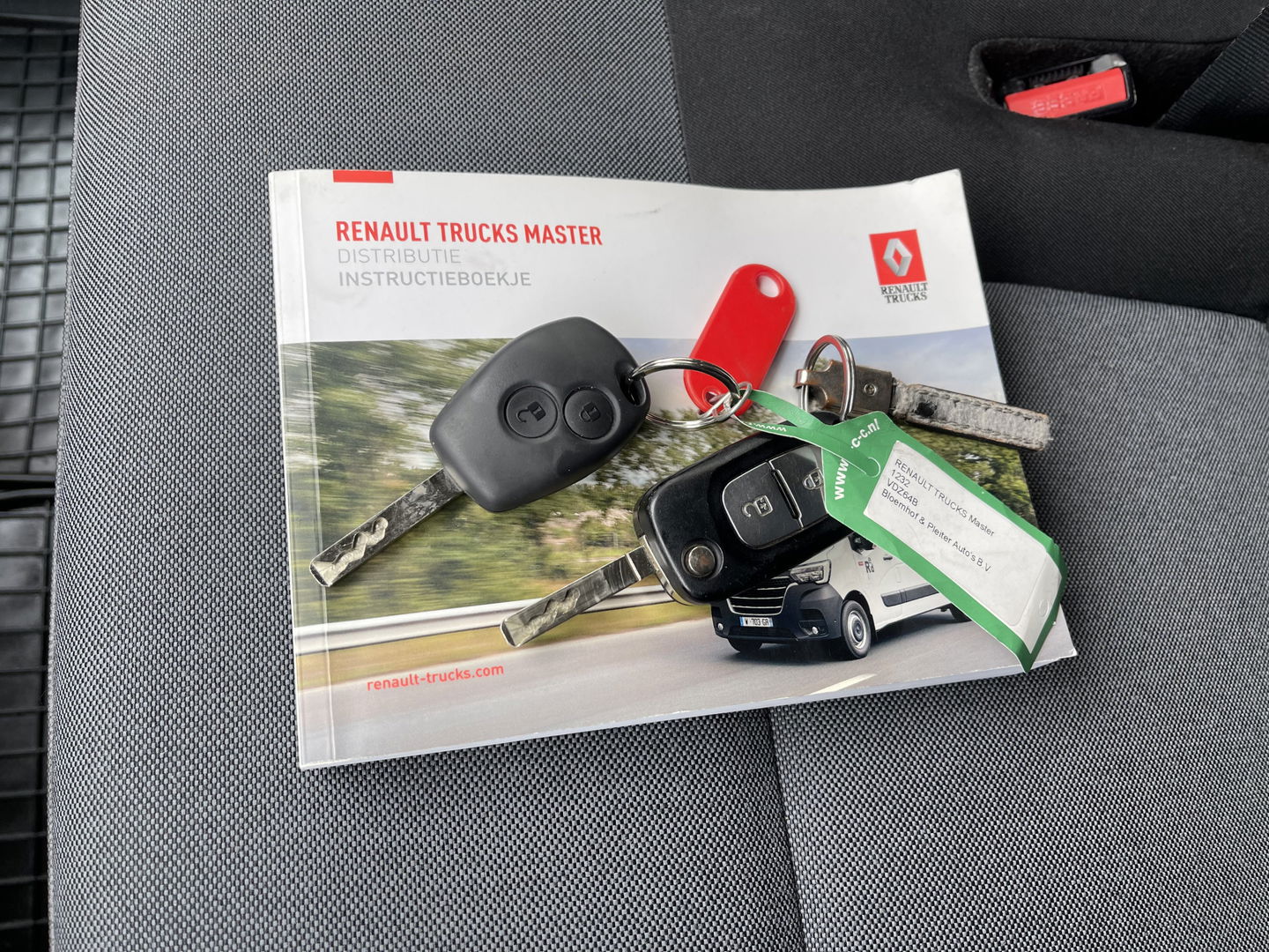 Renault Master T35 2.3 dCi 135 L3H2 DC 7 persoons / vaste prijs rijklaar € 24.950 ex btw / lease vanaf € 462 / airco / cruise / navi / trekhaak 2500 kg / pdc voor en achter / achteruit rijcamera !