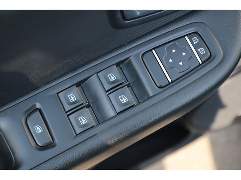 Renault Clio 0.9 TCe Limited Keyless Entry Navigatie Carplay Android Bluetooth Parkeersensors Airco Cruise 16 inch LMV All Season banden!