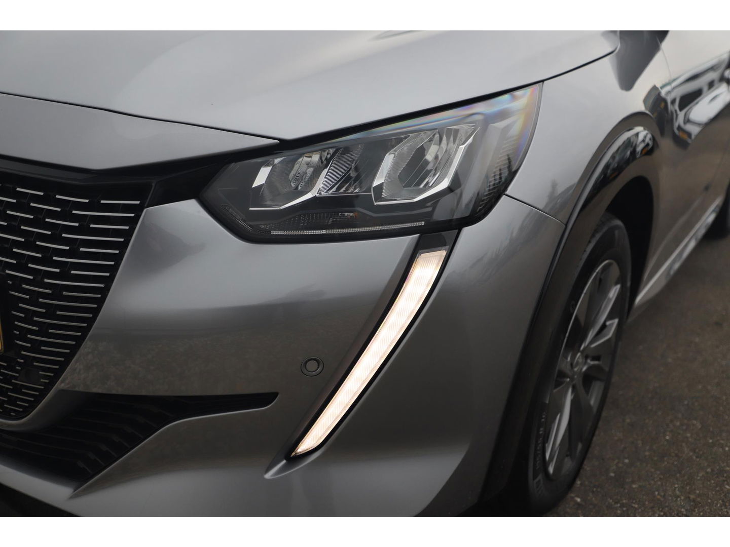 Peugeot e-208 EV Allure 50 kWh Automaat Half Leder Navigatie Camera Clima Cruise PDC LMV Carplay Android Bluetooth