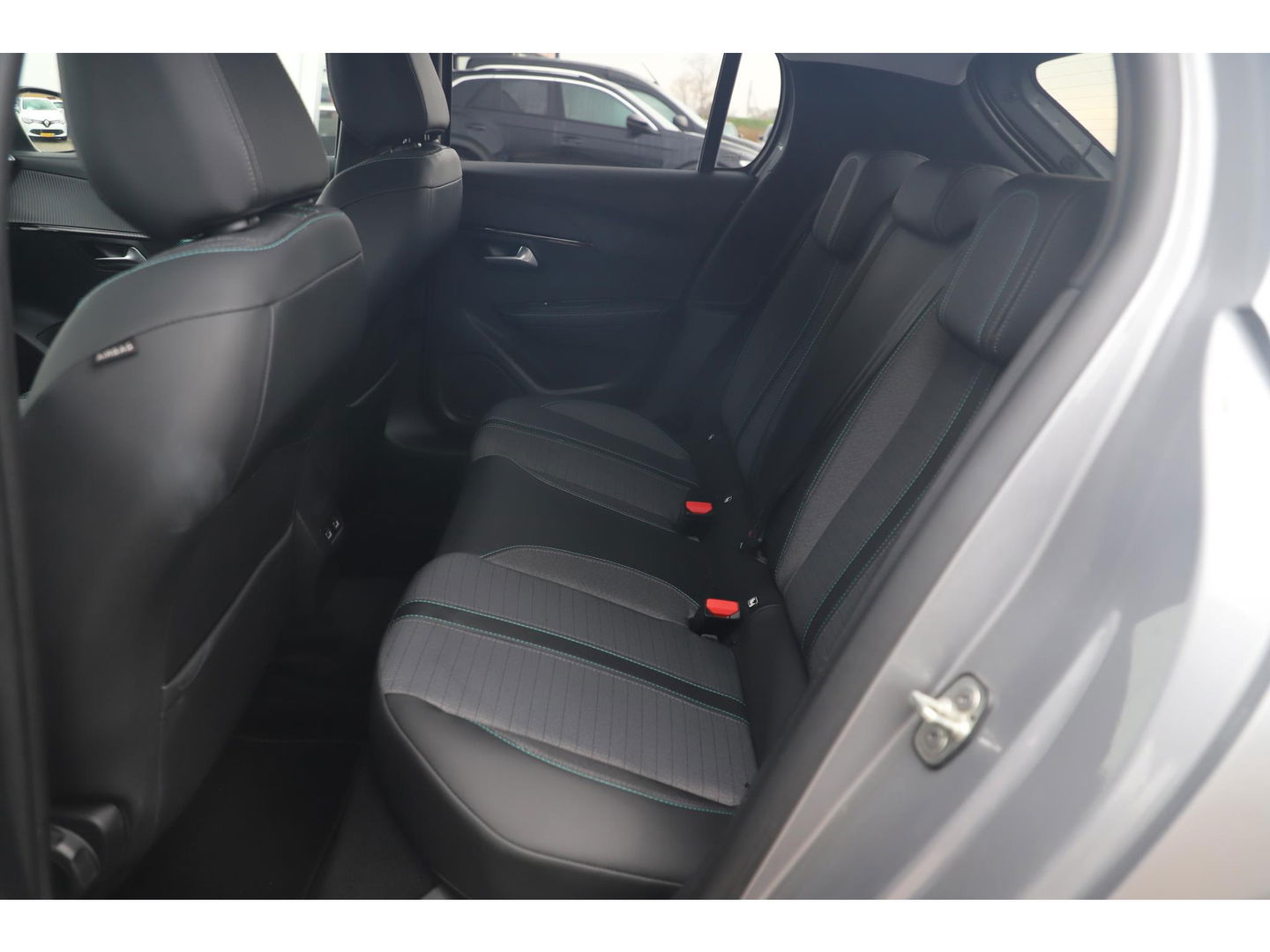 Peugeot e-208 EV Allure 50 kWh Automaat Half Leder Navigatie Camera Clima Cruise PDC LMV Carplay Android Bluetooth