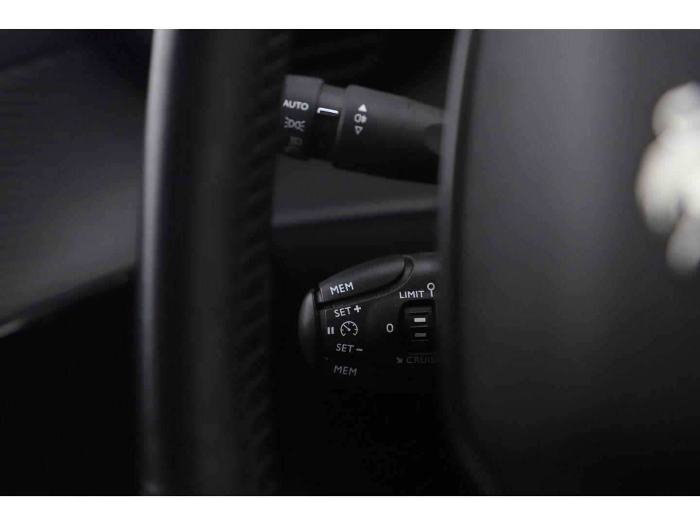 Peugeot e-208 EV Allure 50 kWh Automaat Half Leder Navigatie Camera Clima Cruise PDC LMV Carplay Android Bluetooth
