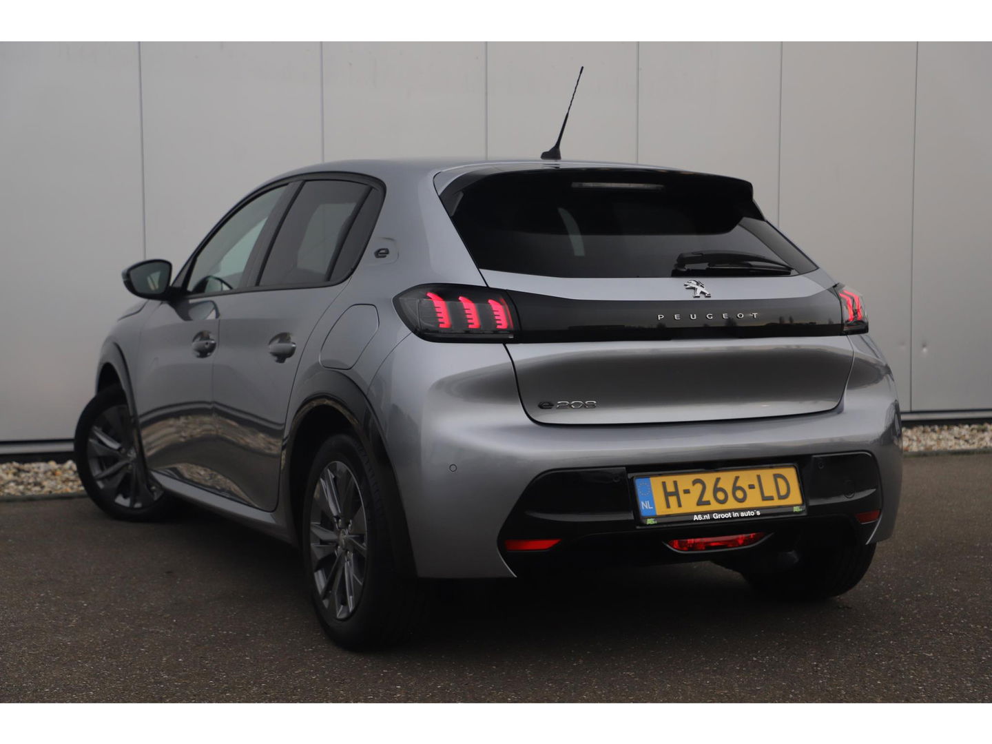 Peugeot e-208 EV Allure 50 kWh Automaat Half Leder Navigatie Camera Clima Cruise PDC LMV Carplay Android Bluetooth