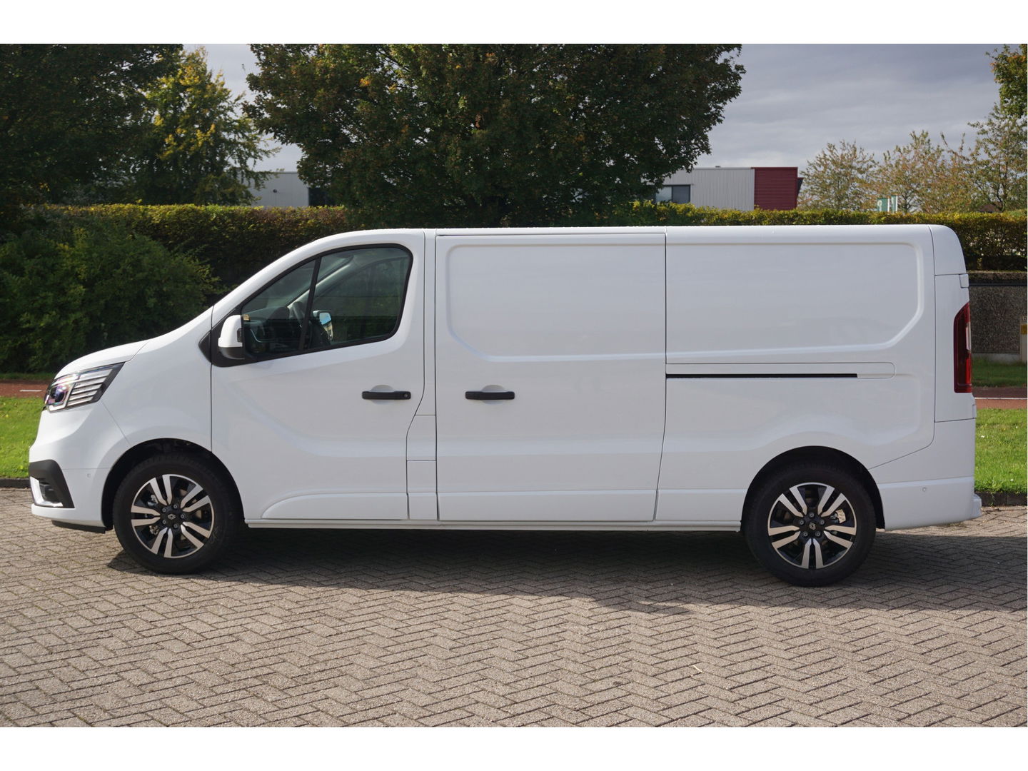 Renault Trafic 170PK L2H1 LUXE EDC AUT BPM VRIJ!! Navi, LM Velg, Betimmering, Trekhaak, 2x Schuifdeur!! NR. 331
