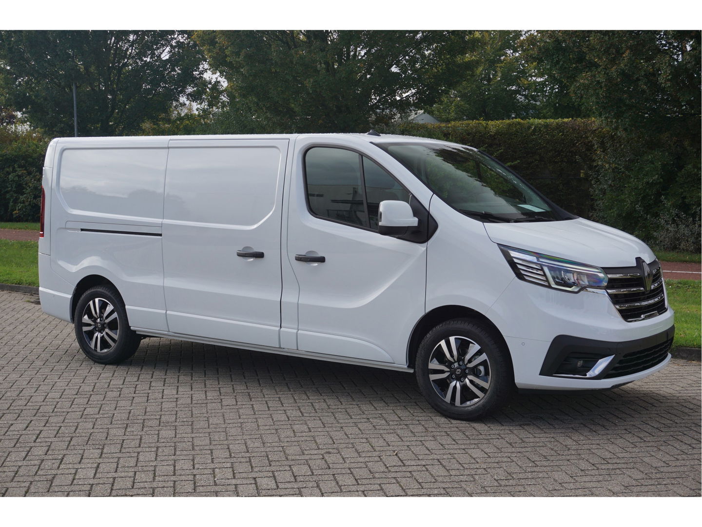 Renault Trafic 170PK L2H1 LUXE EDC AUT BPM VRIJ!! Navi, LM Velg, Betimmering, Trekhaak, 2x Schuifdeur!! NR. 331