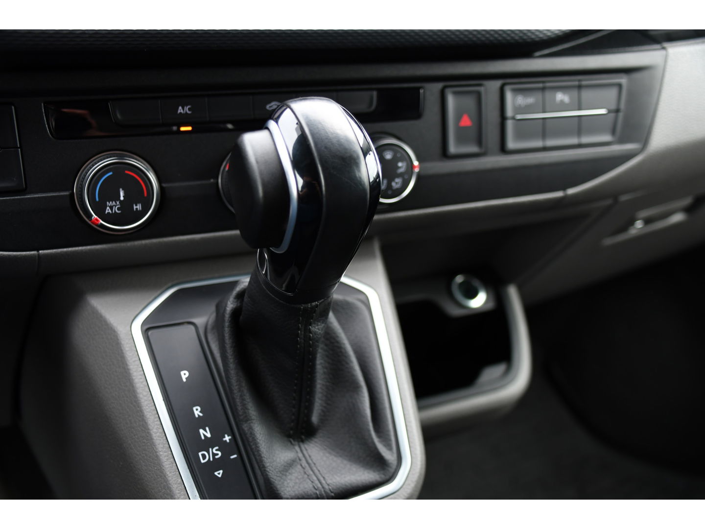 Volkswagen Transporter 2.0 TDI L2H1 30 Bulli Virtual, Adaptieve Cruise, Camera, Carplay, Multimedia, Trekhaak, Led, Automaat, UNIEK!