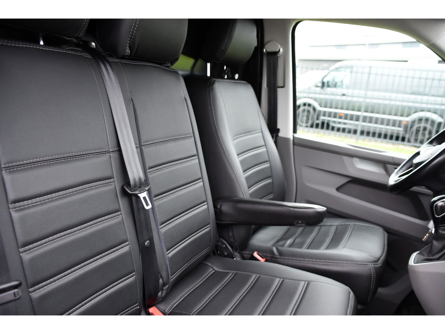 Volkswagen Transporter 2.0 TDI L2H1 30 Bulli Virtual, Adaptieve Cruise, Camera, Carplay, Multimedia, Trekhaak, Led, Automaat, UNIEK!