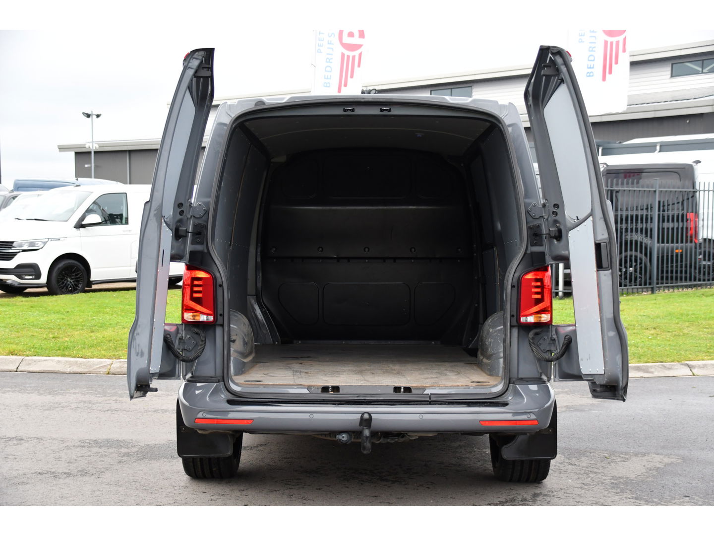 Volkswagen Transporter 2.0 TDI L2H1 30 Bulli Virtual, Adaptieve Cruise, Camera, Carplay, Multimedia, Trekhaak, Led, Automaat, UNIEK!