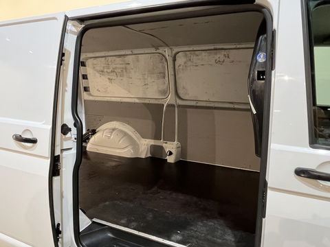 Volkswagen Transporter 2.0 TDI L2H1 / Airco / Cruise Control / Navigatie / Camera / Trekhaak / LMV / 3-Zits / 83.700 KM !!