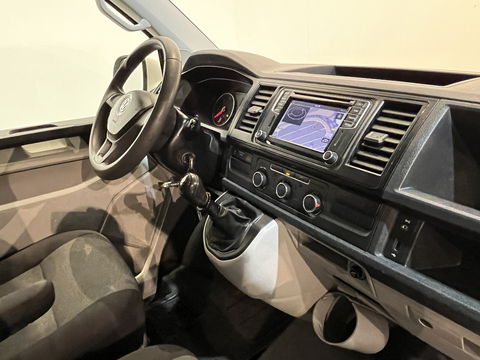 Volkswagen Transporter 2.0 TDI L2H1 / Airco / Cruise Control / Navigatie / Camera / Trekhaak / LMV / 3-Zits / 83.700 KM !!
