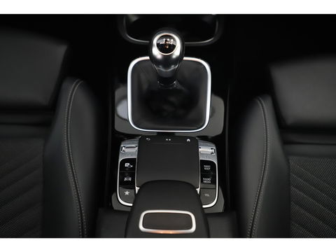 Mercedes-Benz A-Klasse 160 Advantage Widescreen Full LED Sportstoelen Navigatie Camera Clima Cruise 17 inch LMV Lane Assist Parkeersensors