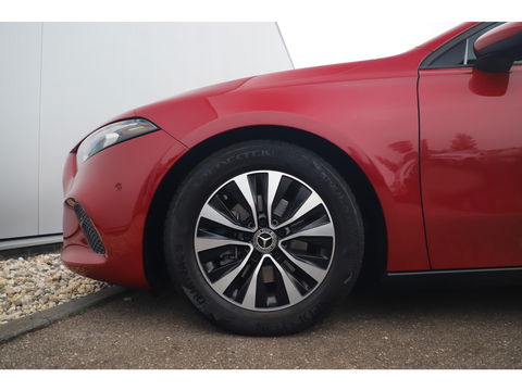 Mercedes-Benz A-Klasse 160 Business Solution Widescreen Full LED Navigatie Camera Clima Lane Assist Cruise Parkeersensors Carplay Android 16 inch LMV Stoelverwarming