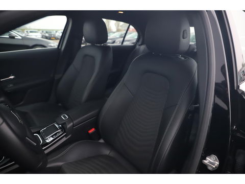 Mercedes-Benz A-Klasse 160 Advantage Widescreen Full LED Sportstoelen Navigatie Camera Clima Cruise Carplay android 17 inch LMV Lane Assist Parkeersensor