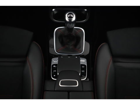 Mercedes-Benz A-Klasse 160 AMG Line Widescreen Full LED Half Leder Sportstoelen Navigatie Camera Clima Lane Assist Cruise Parkeersensors 18 inch AMG LMV