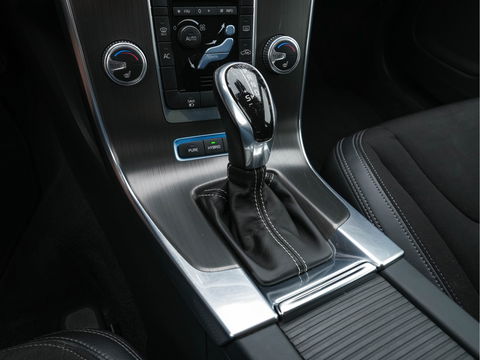 Volvo V60 2.4 D6 AWD Plug-In Hybrid Momentum Aut. *NAVI-FULLMAP | 1/2-LEATHER | ECC | PDC | CRUISE | COMFORT-SEATS | 17"ALU*